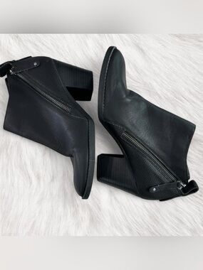 DV Dolce Vita Black Faux Leather Indie Sleaze Zipper Ankle Boots sz 8